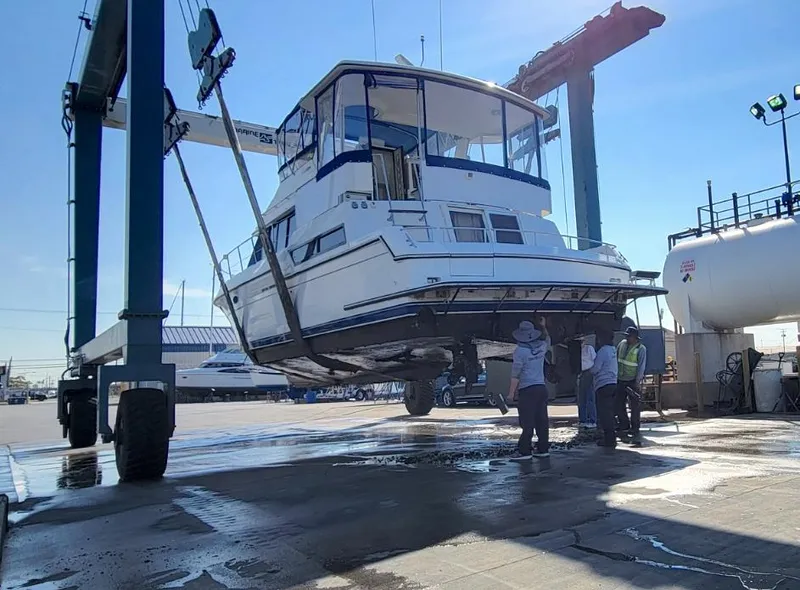 Slide: The Image of Carver 43 Cockpit Motoryacht 1991 - 64