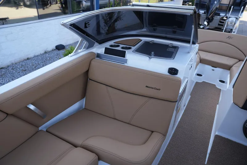 Slide: The Image of MasterCraft XT22 2020 - 15