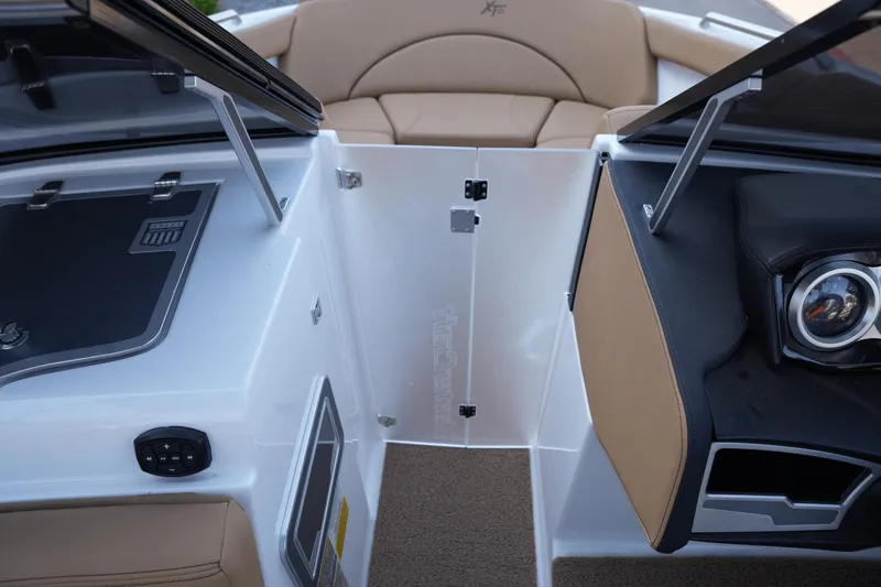 Slide: The Image of MasterCraft XT22 2020 - 21
