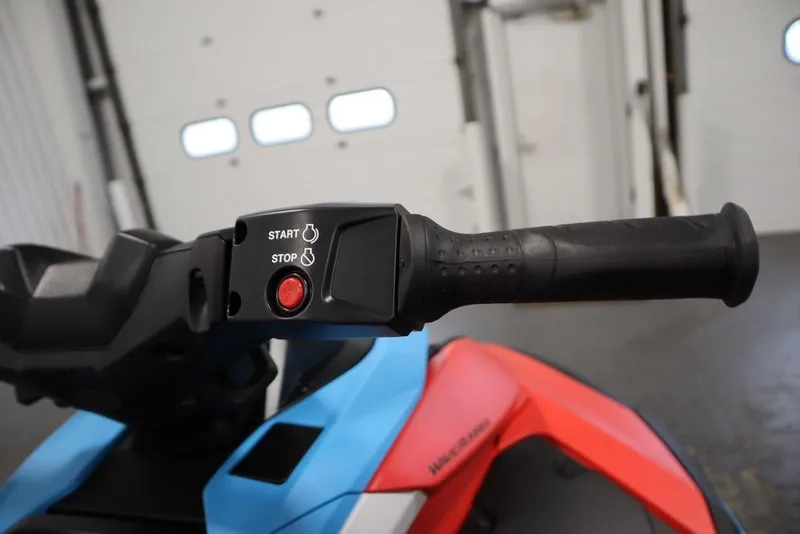 Slide: The Image of 2025 Yamaha WaveRunner JetBlaster DLX 2-Up handlebar with start-stop button. - 11