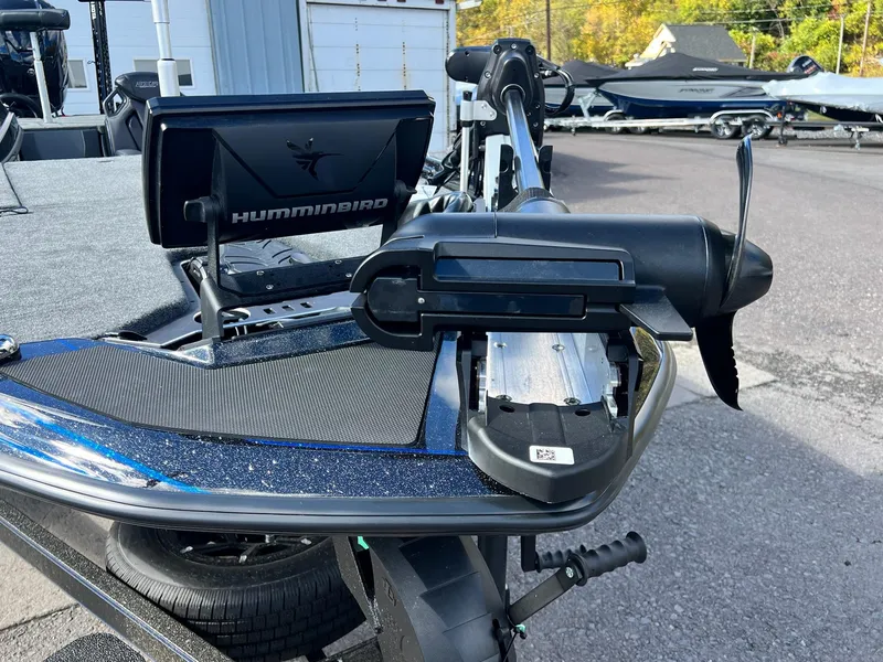 Slide: The Image of 2025 Skeeter FXR21 LE boat with Humminbird fish finder and trolling motor. - 26