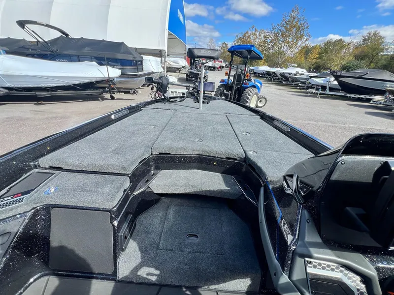 Slide: The Image of 2025 Skeeter FXR21 LE boat interior with spacious deck and modern design. - 32