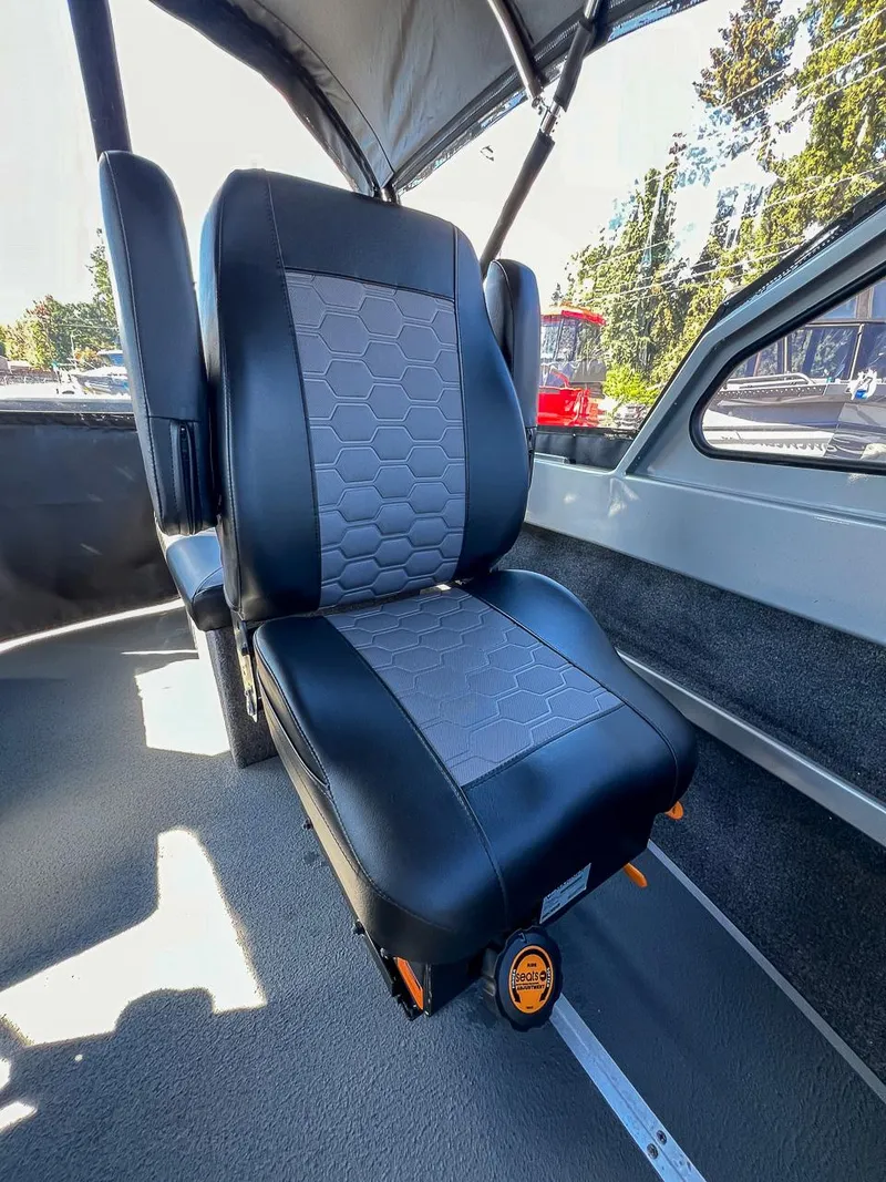 Slide: The Image of North River 21' Commander 2025 - 12