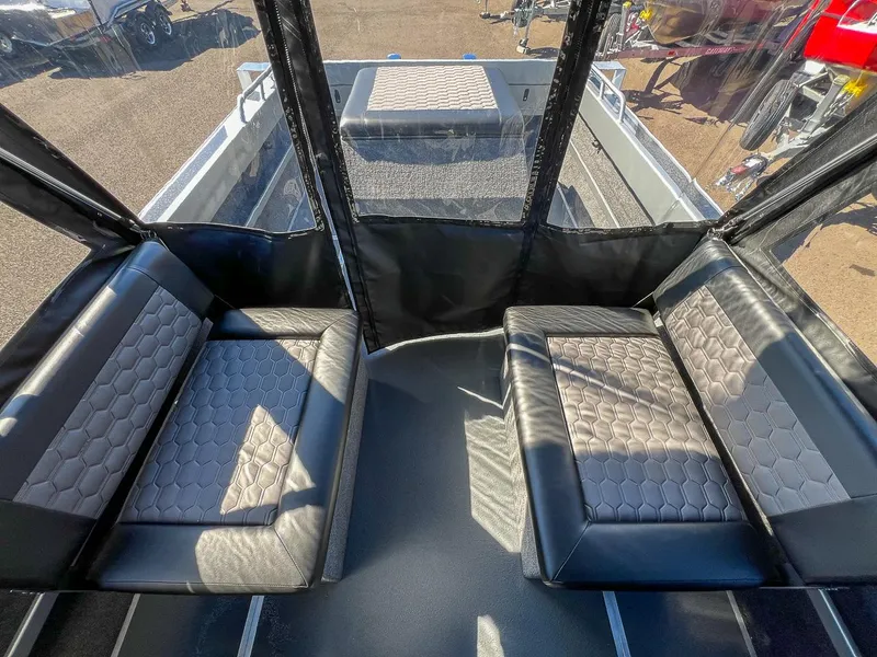 Slide: The Image of North River 21' Commander 2025 - 13