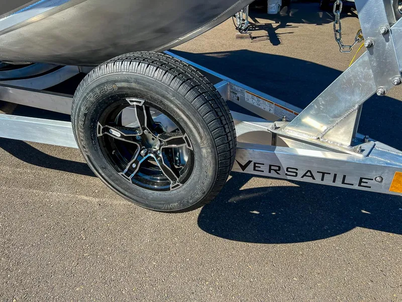 Slide: The Image of North River 21' Commander 2025 - 18