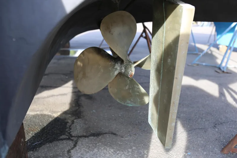 Slide: The Image of Propeller and rudder of 1998 Sunseeker Camargue 44 yacht. - 25