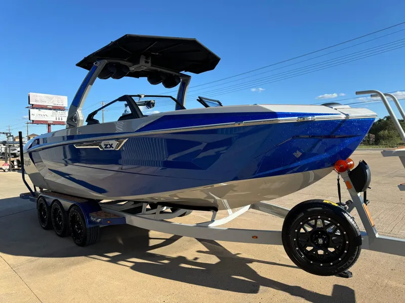 Slide: The Image of Tigé Ultré 25ZX 2025 - 10