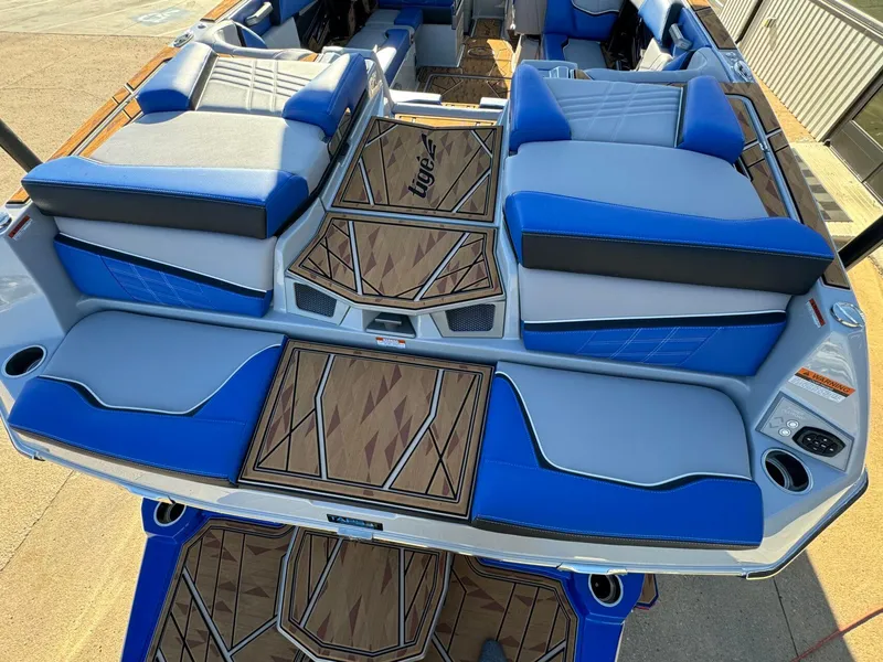 Slide: The Image of Tigé Ultré 25ZX 2025 - 12