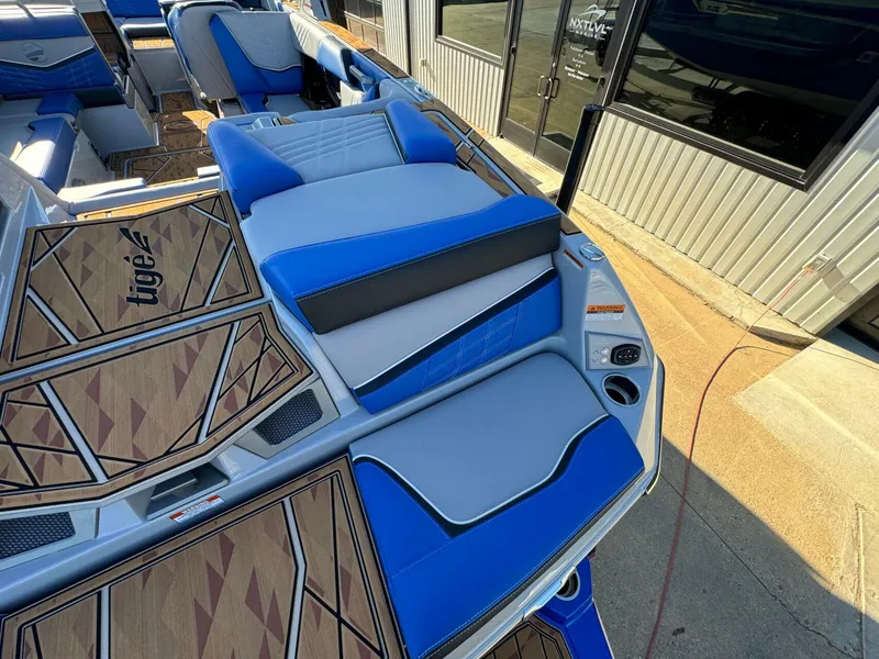 Slide: The Image of Tigé Ultré 25ZX 2025 - 14