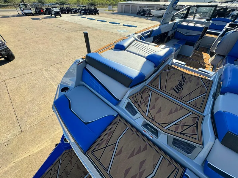 Slide: The Image of Tigé Ultré 25ZX 2025 - 15