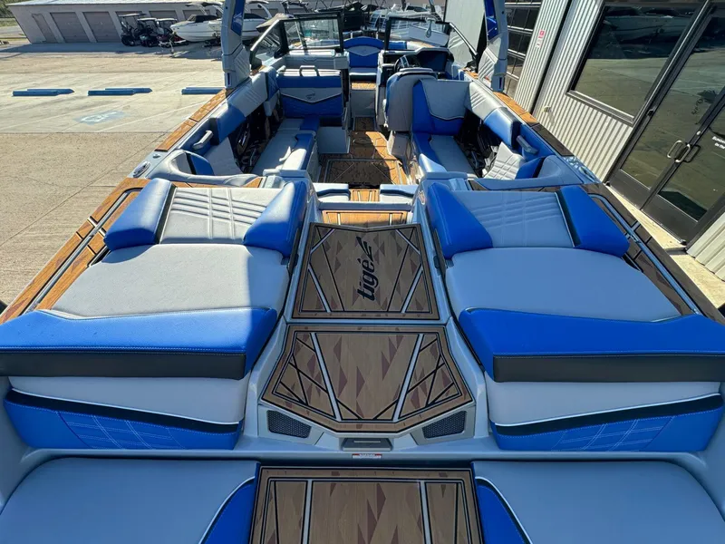 Slide: The Image of Tigé Ultré 25ZX 2025 - 16