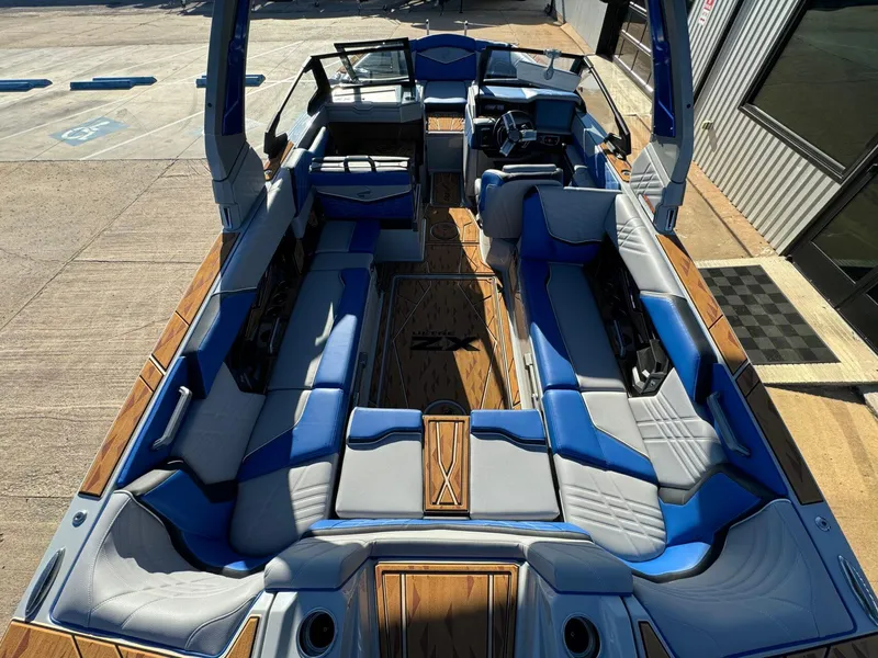 Slide: The Image of Tigé Ultré 25ZX 2025 - 17