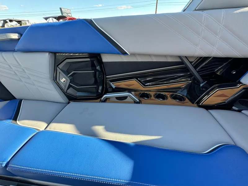 Slide: The Image of Tigé Ultré 25ZX 2025 - 19