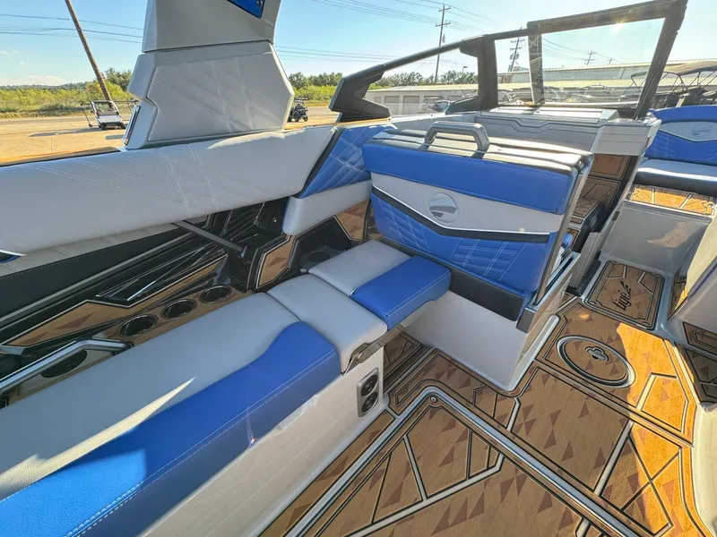 Slide: The Image of Tigé Ultré 25ZX 2025 - 20