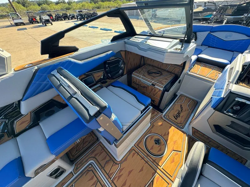 Slide: The Image of Tigé Ultré 25ZX 2025 - 21