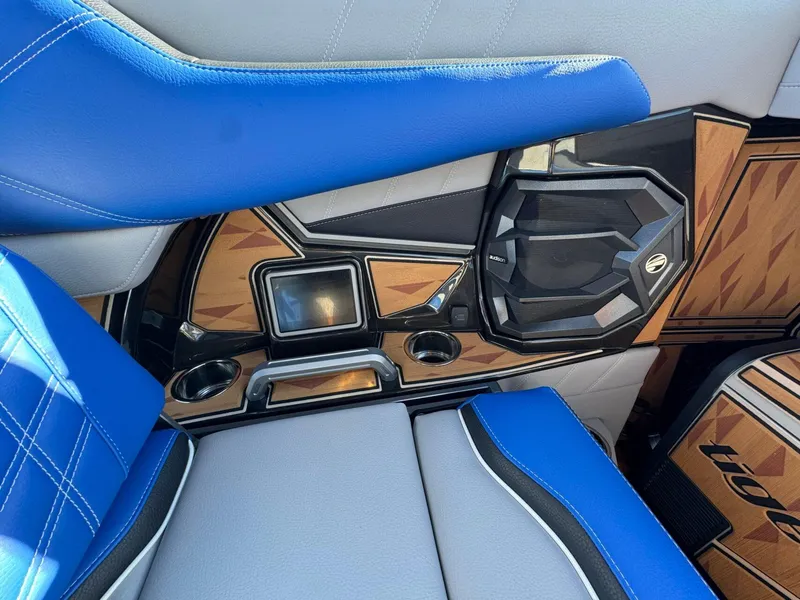 Slide: The Image of Tigé Ultré 25ZX 2025 - 22