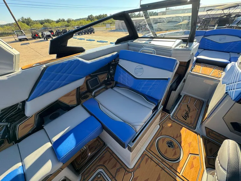 Slide: The Image of Tigé Ultré 25ZX 2025 - 23