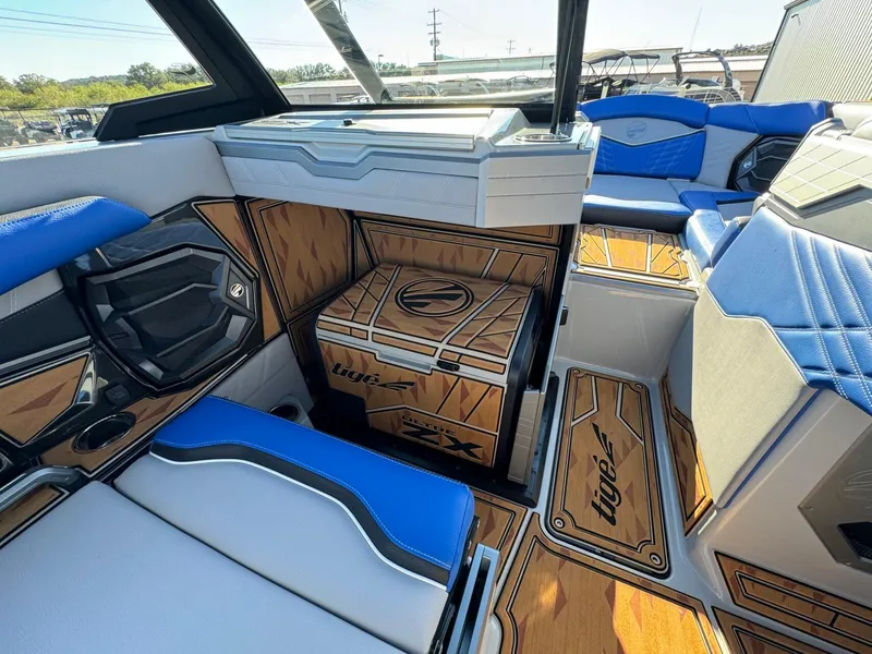 Slide: The Image of Tigé Ultré 25ZX 2025 - 24