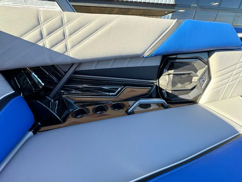 Slide: The Image of Tigé Ultré 25ZX 2025 - 27