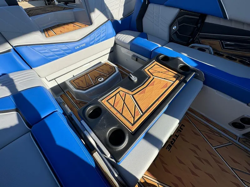 Slide: The Image of Tigé Ultré 25ZX 2025 - 28