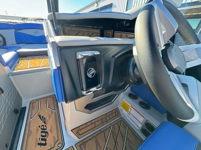 Slide: The Image of Tigé Ultré 25ZX 2025 - 29