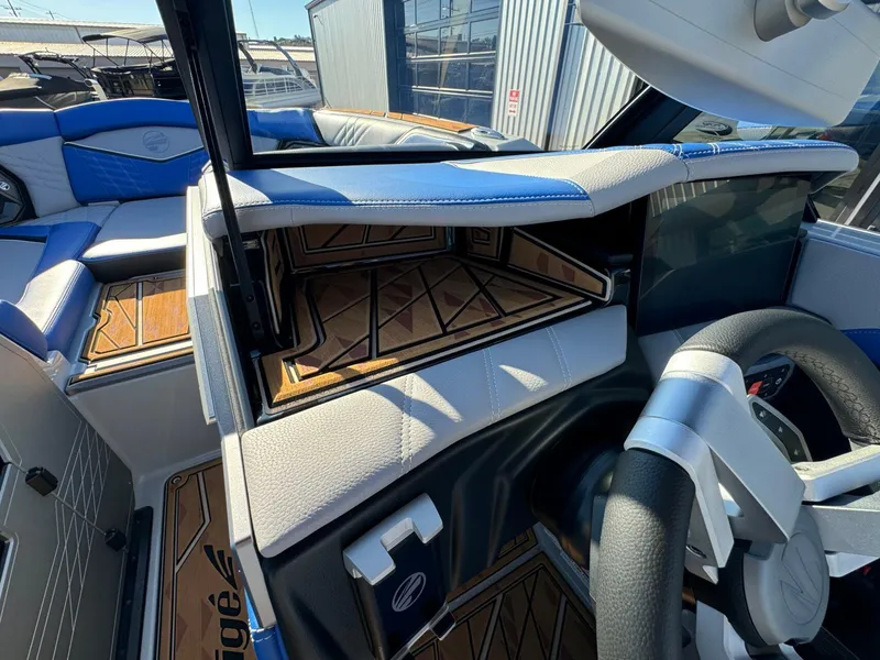 Slide: The Image of Tigé Ultré 25ZX 2025 - 30