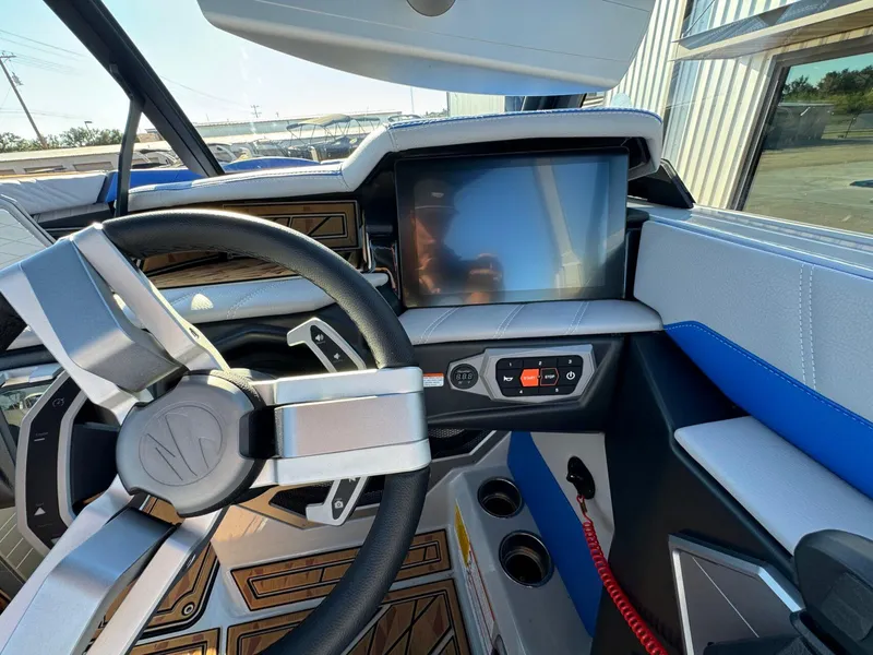 Slide: The Image of Tigé Ultré 25ZX 2025 - 31