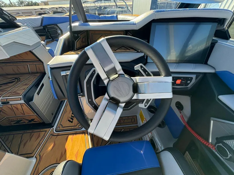 Slide: The Image of Tigé Ultré 25ZX 2025 - 32