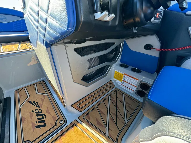 Slide: The Image of Tigé Ultré 25ZX 2025 - 33