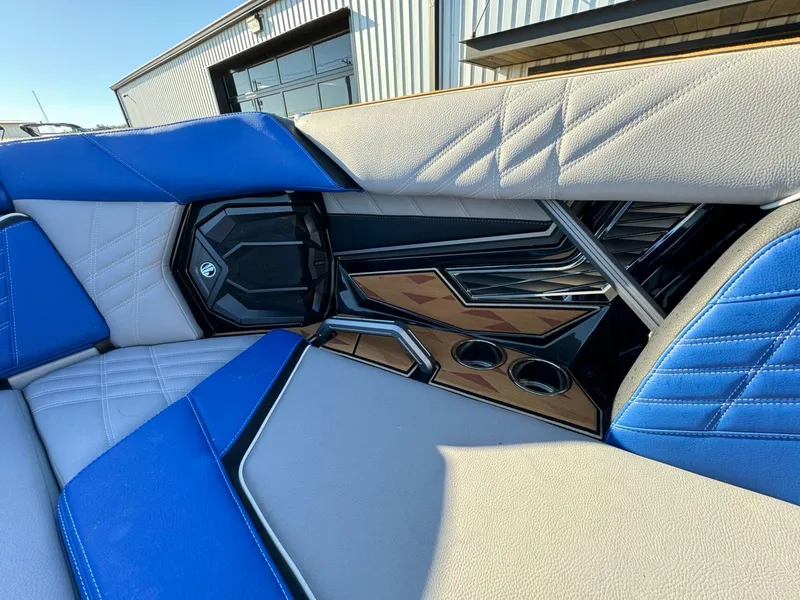 Slide: The Image of Tigé Ultré 25ZX 2025 - 36