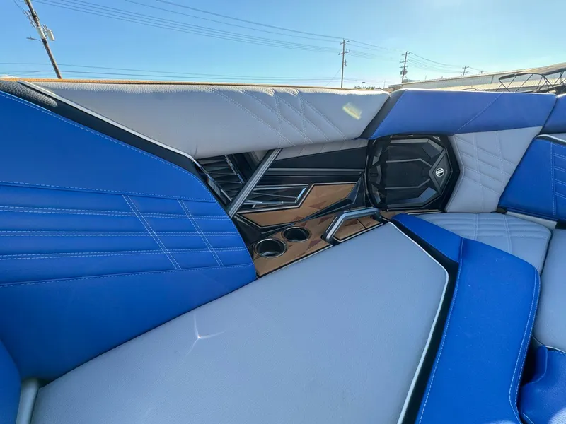 Slide: The Image of Tigé Ultré 25ZX 2025 - 38