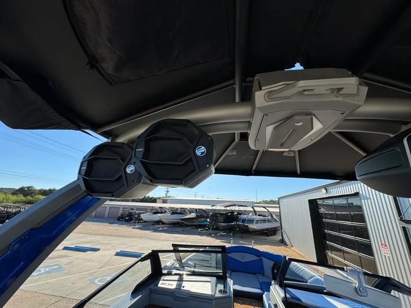 Slide: The Image of Tigé Ultré 25ZX 2025 - 42