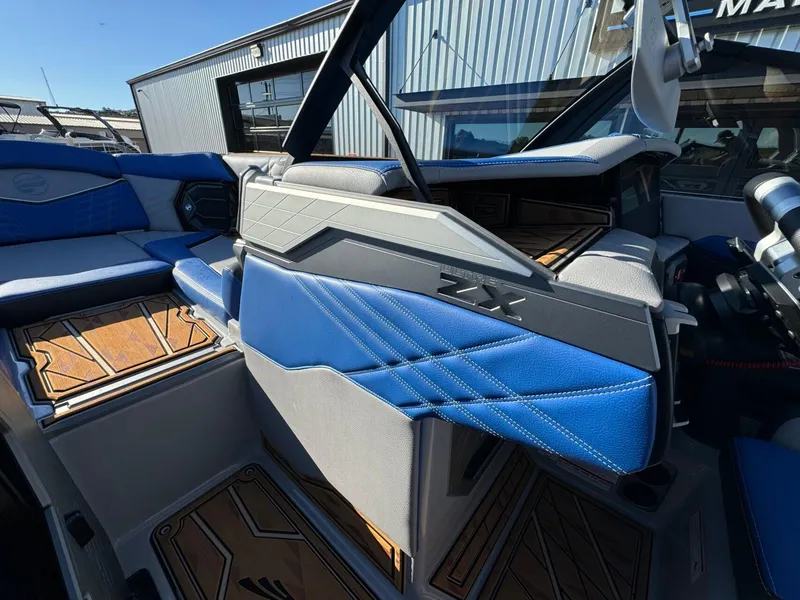 Slide: The Image of Tigé Ultré 25ZX 2025 - 43