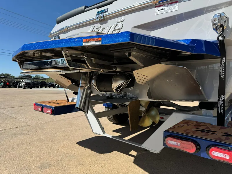 Slide: The Image of Tigé Ultré 25ZX 2025 - 7