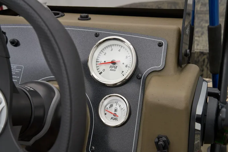 Slide: The Image of Tracker Grizzly 1860 CC 2025 - 34