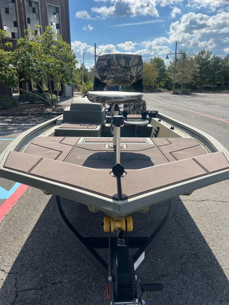 Slide: The Image of 2025 Tracker Grizzly 1754 SC boat parked outdoors on a sunny day. - 4