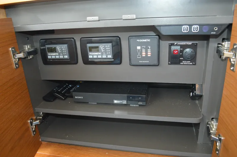 Slide: The Image of Tiara 49 Coupe - Controls - 21