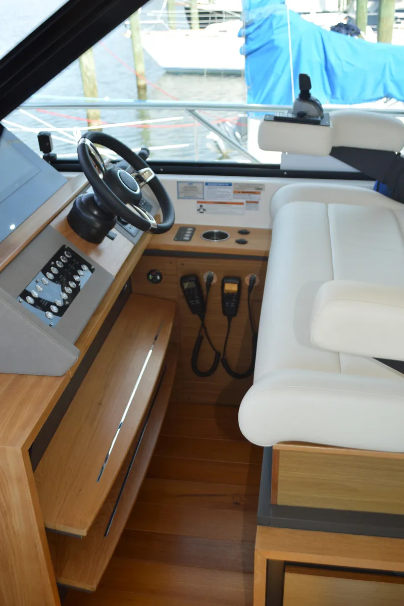 Slide: The Image of Tiara 49 Coupe - Helm (3) - 24