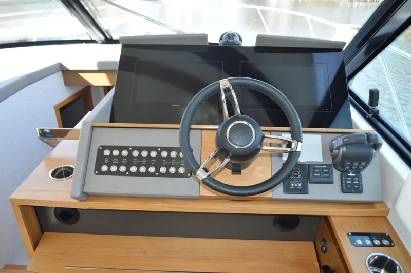 Slide: The Image of Tiara 49 Coupe - Helm (4) - 25