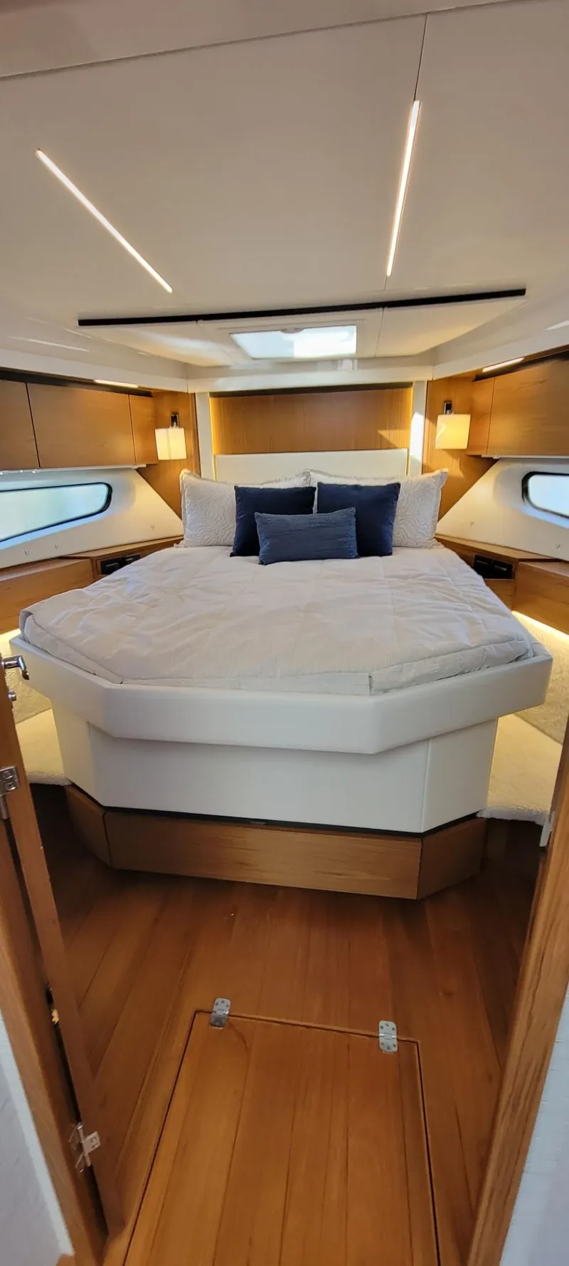 Slide: The Image of Tiara 49 Coupe - V-Berth (3) - 29