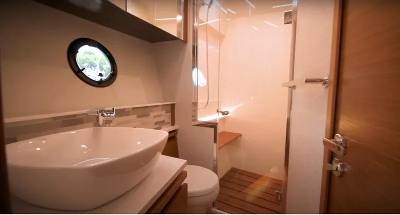 Slide: The Image of Tiara 49 Coupe - Guest Head (2) - 33