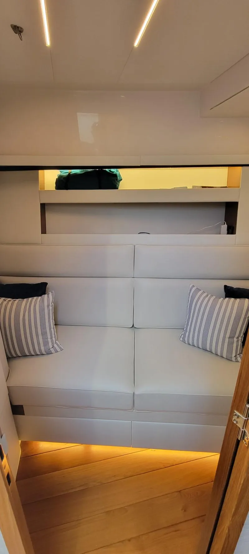 Slide: The Image of Tiara 49 Coupe - 3rd Berth (2) - 38