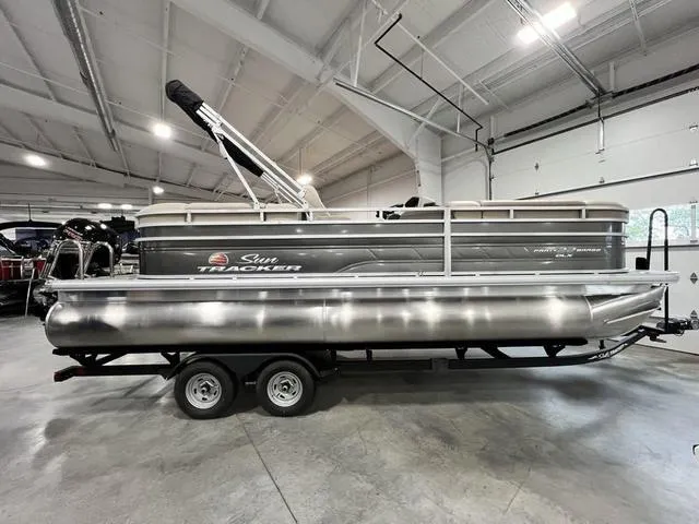 The Image of Sun Tracker Party Barge 22 DLX 2025 - 1