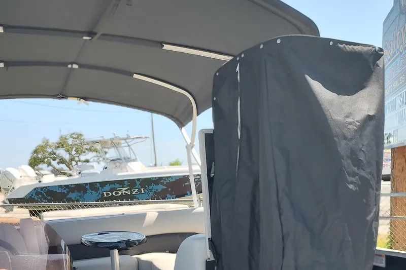 Slide: The Image of 2025 Sylvan Mirage 820 CRS - 17