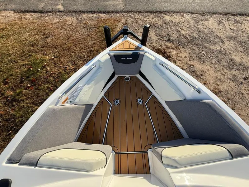 Slide: The Image of Nautique ski 200 2025 - 16