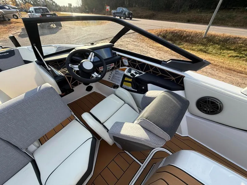 Slide: The Image of Nautique ski 200 2025 - 25