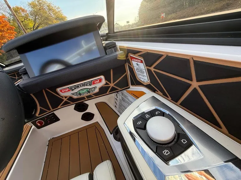 Slide: The Image of Nautique ski 200 2025 - 31