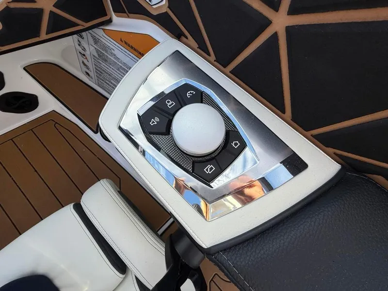 Slide: The Image of Nautique ski 200 2025 - 32