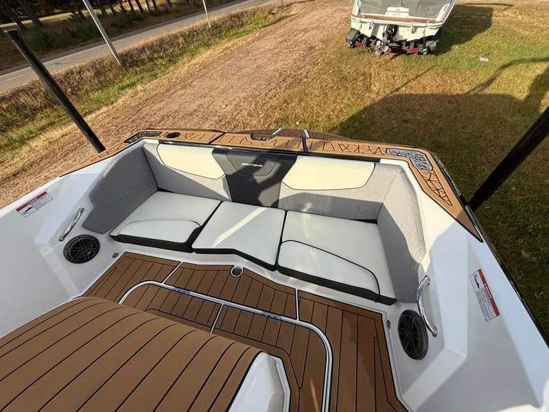 Slide: The Image of Nautique ski 200 2025 - 40