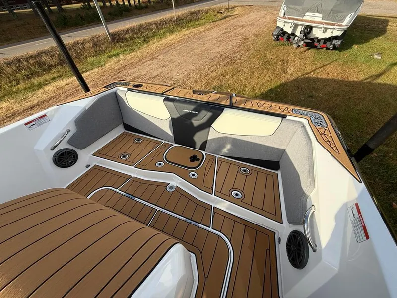 Slide: The Image of Nautique ski 200 2025 - 42